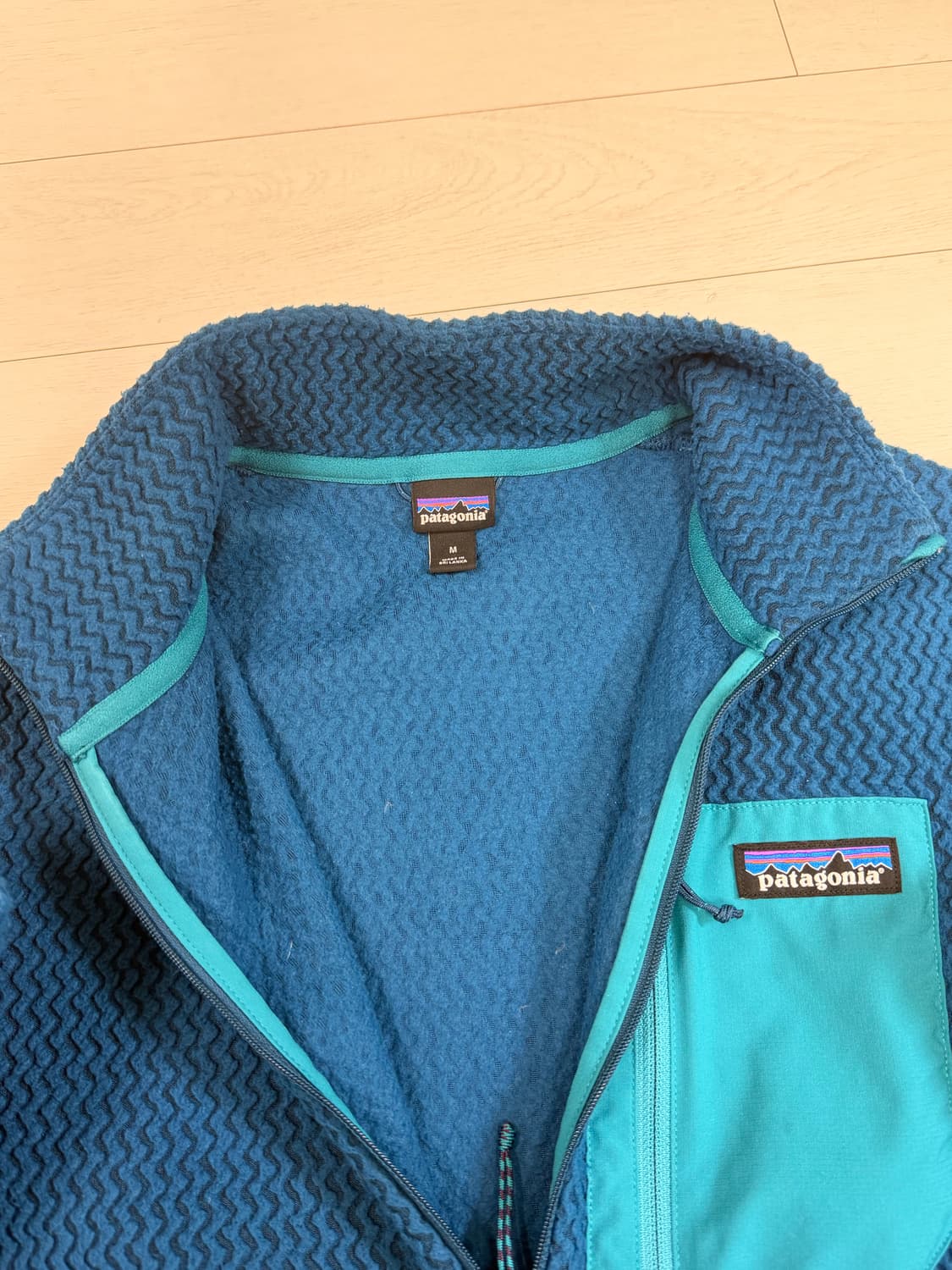 파타고니아 R1 에어 짚넥 M 사이즈  상태 9.5/10  사진 찍고 절 상품이미지3