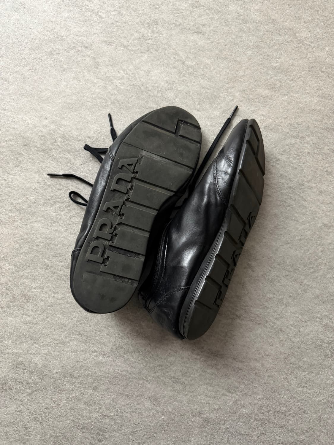 프라다 로고 가죽 스니커즈 상품이미지4