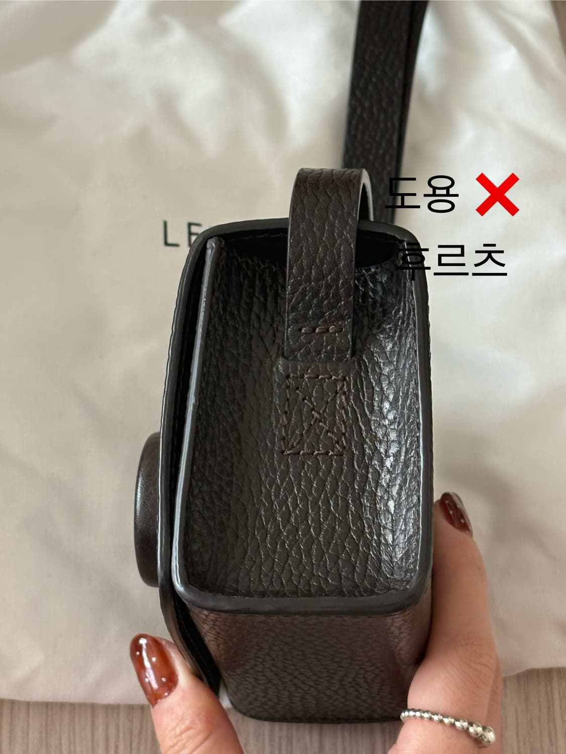 르메르 카메라백 미니 다크초코 판매합니다 상품이미지5