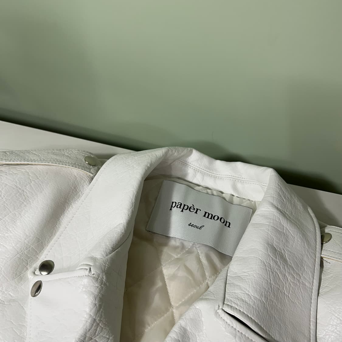 우먼OS 페이퍼문 크림화이트 파워숄더 가죽라이더 상품이미지4