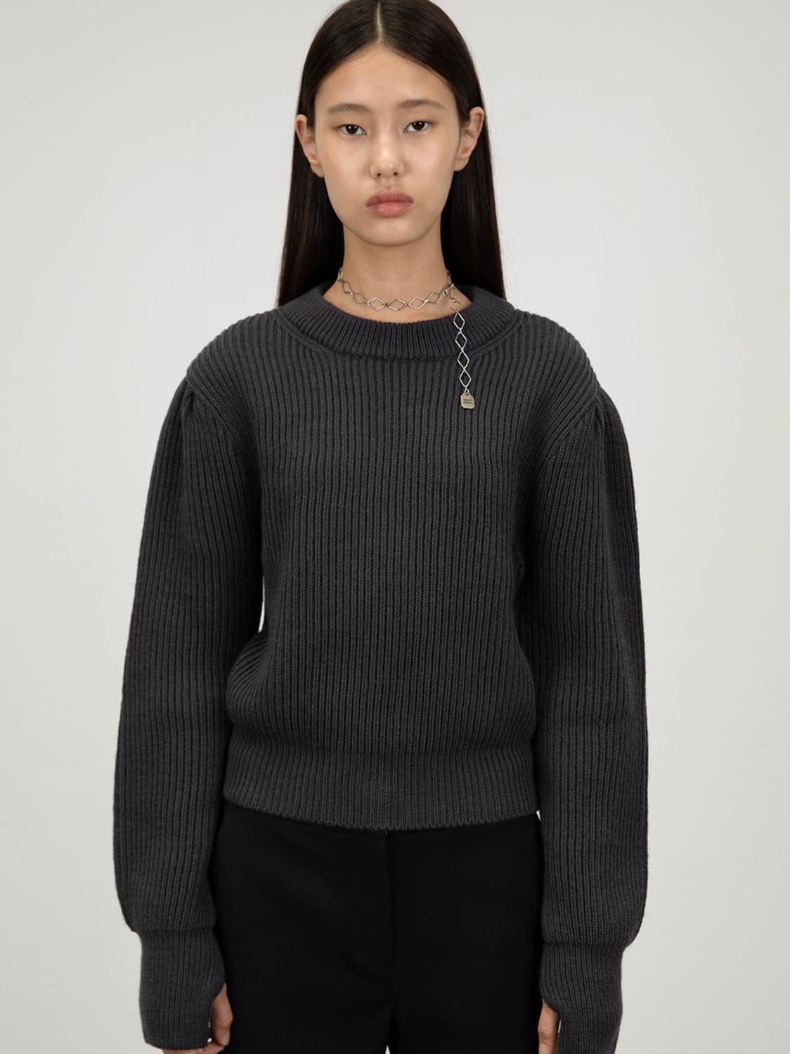 아모멘토 하이넥 니트 차콜 상품이미지1