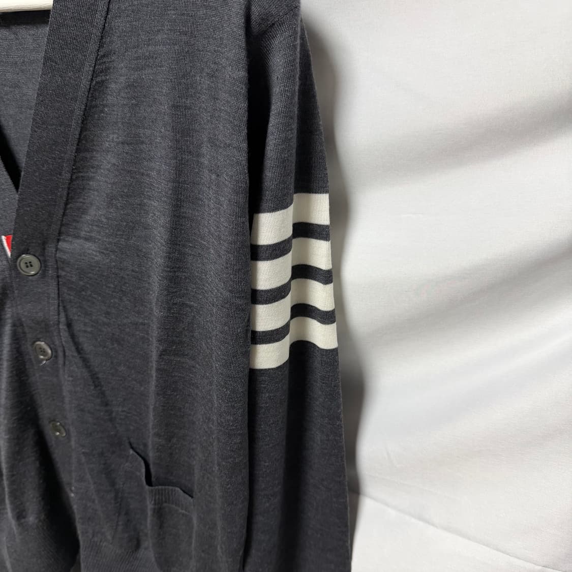 [새상품/선물가능] 톰브라운 사선완장 메리노 울 가디건 다크그레이 상품이미지2