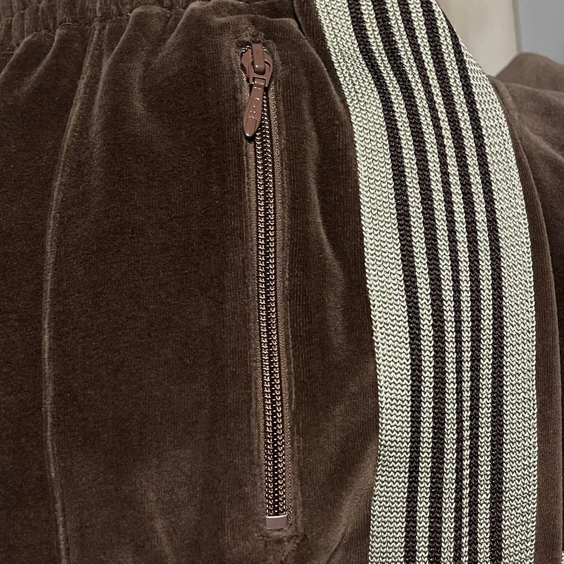 니들스 내로우 트랙 팬츠 벨루어 브라운 상품이미지4