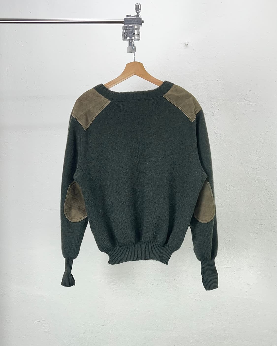 버버리 다크 올리브 코만도 퓨어 울 패치 니트 스웨터 상품이미지6