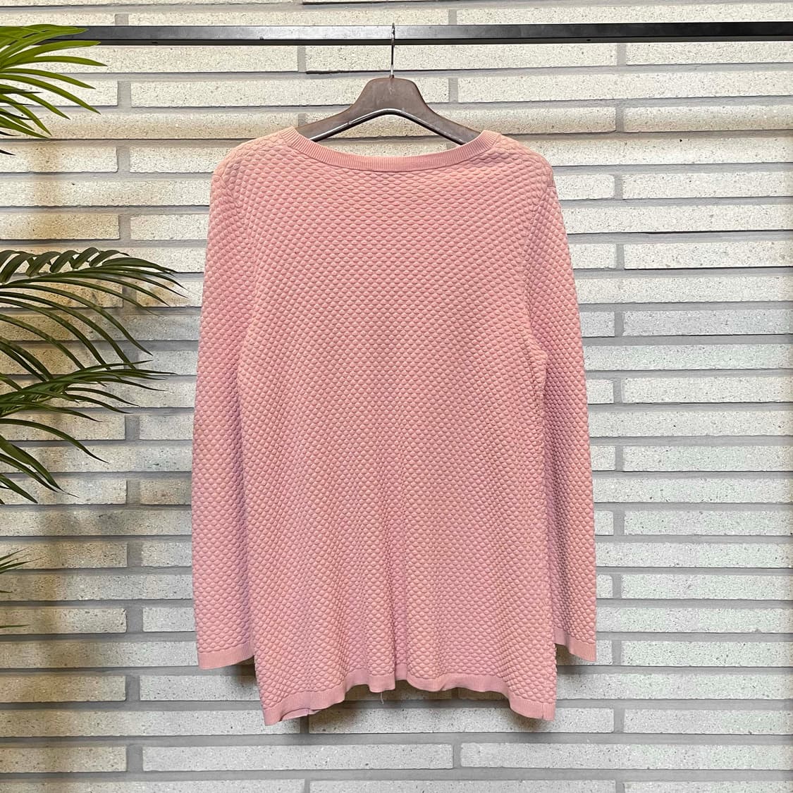 코스 와플 맨투맨 티셔츠 엠보싱 텍스쳐 플레어 핏 디테일 핑크 상품이미지3