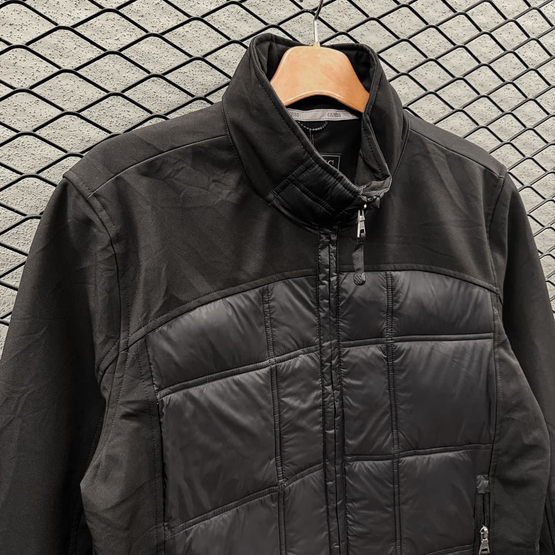 Guess 게스 캐주얼 패디드 자켓 퀼팅 스탠드업 칼라 후면 로고 디테일 상품이미지3