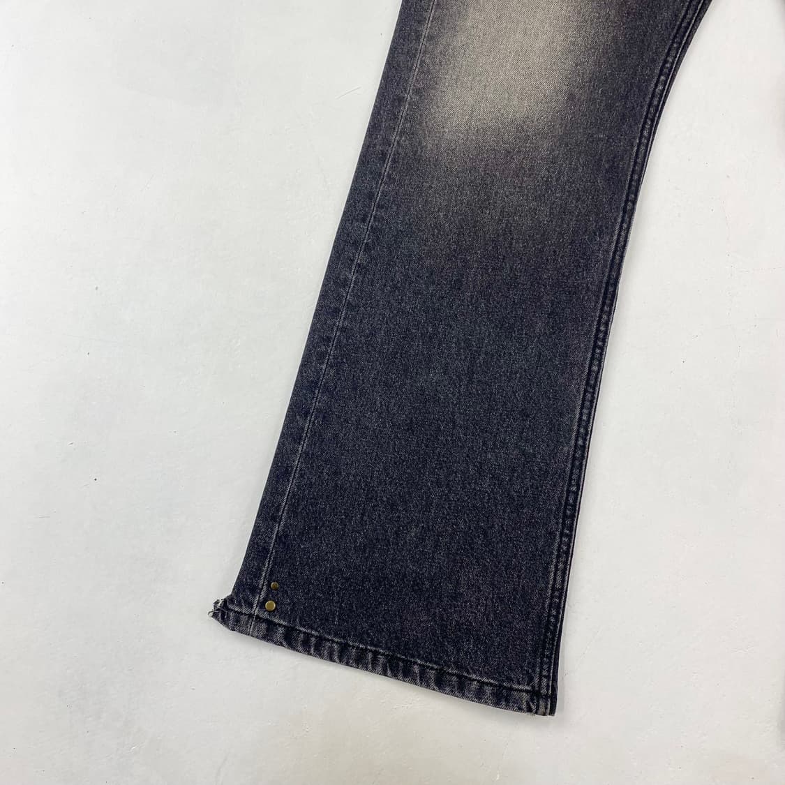 앤더슨벨 블랙 데미지 워싱 부츠컷 플레어 진 (32) 상품이미지3