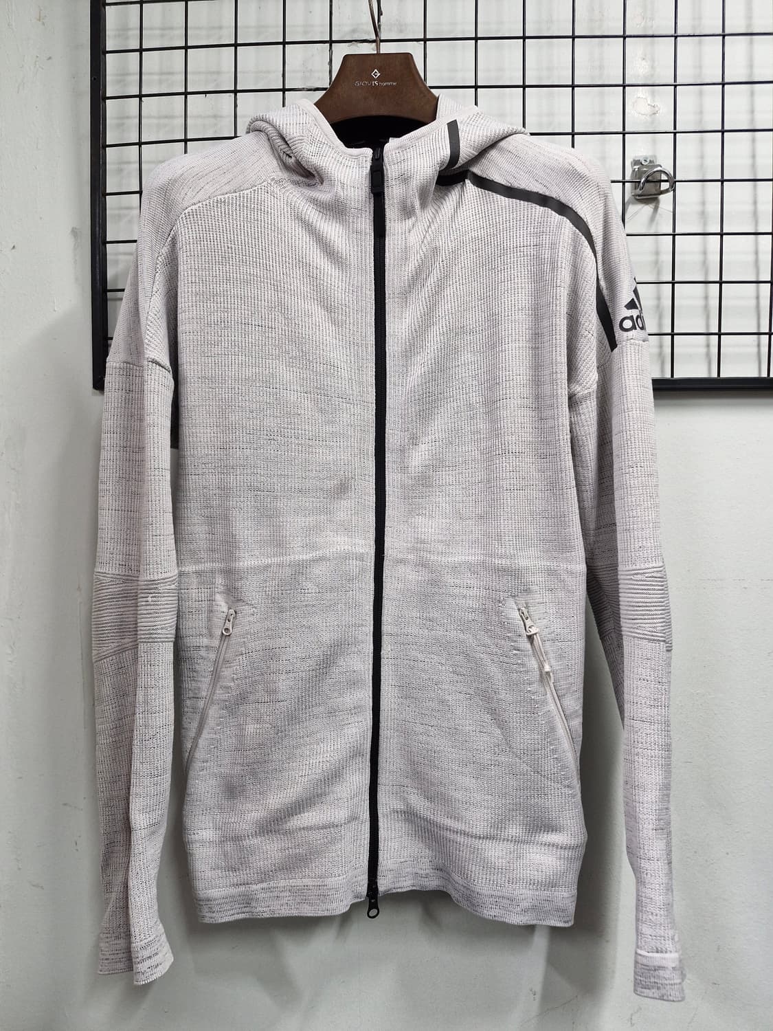 100L 아디다스 ZNE 니트 후드 집업. 상품이미지1