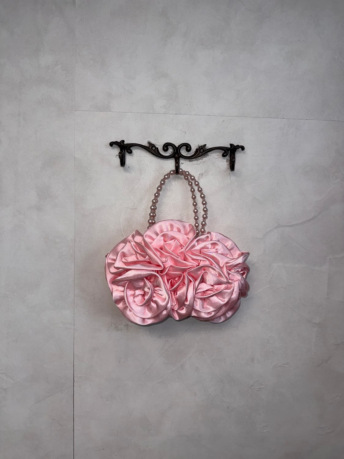 Baby pink satin rose pearl hand bag 상품이미지1