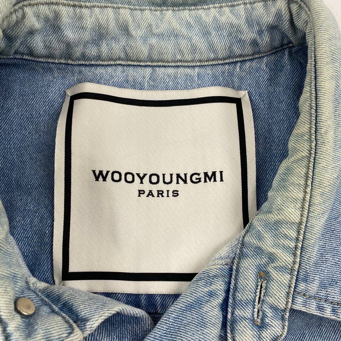 우영미 23s/s 스펠아웃 백로고 데님 셔츠 (110) 상품이미지8