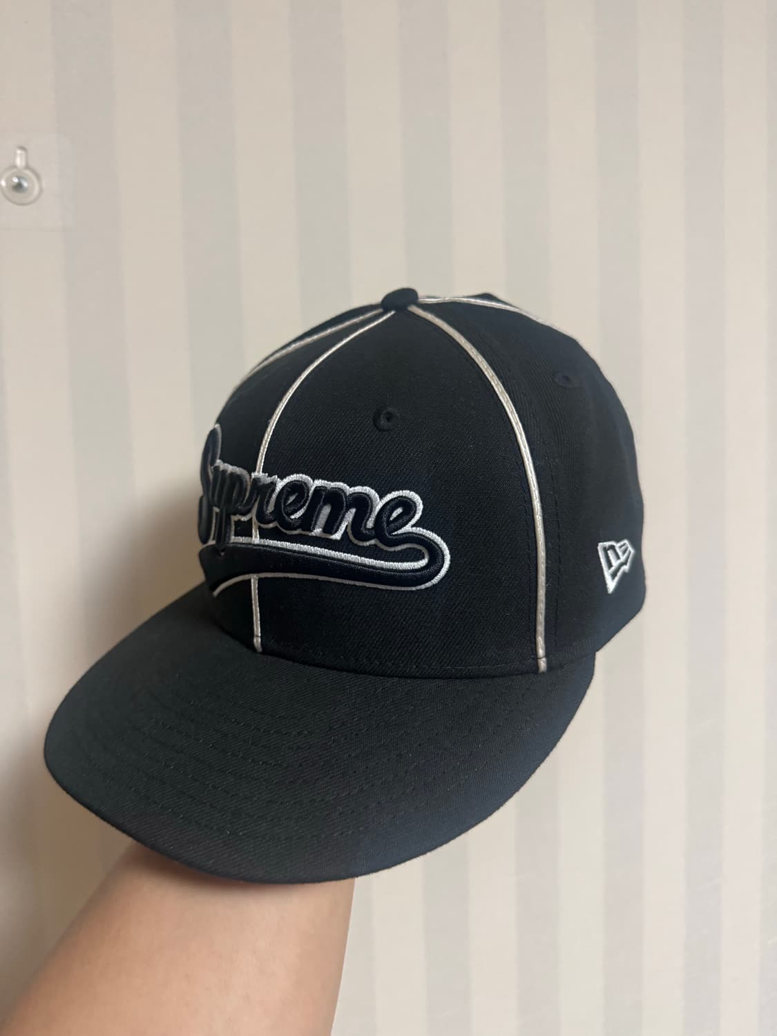 슈프림 파이핑 스크립트 로고 뉴에라 블랙 - 25SS 상품이미지2