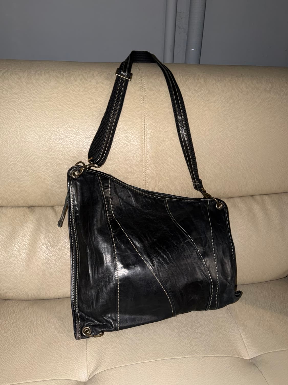 Diagonal line stitch detail leather bag 상품이미지1