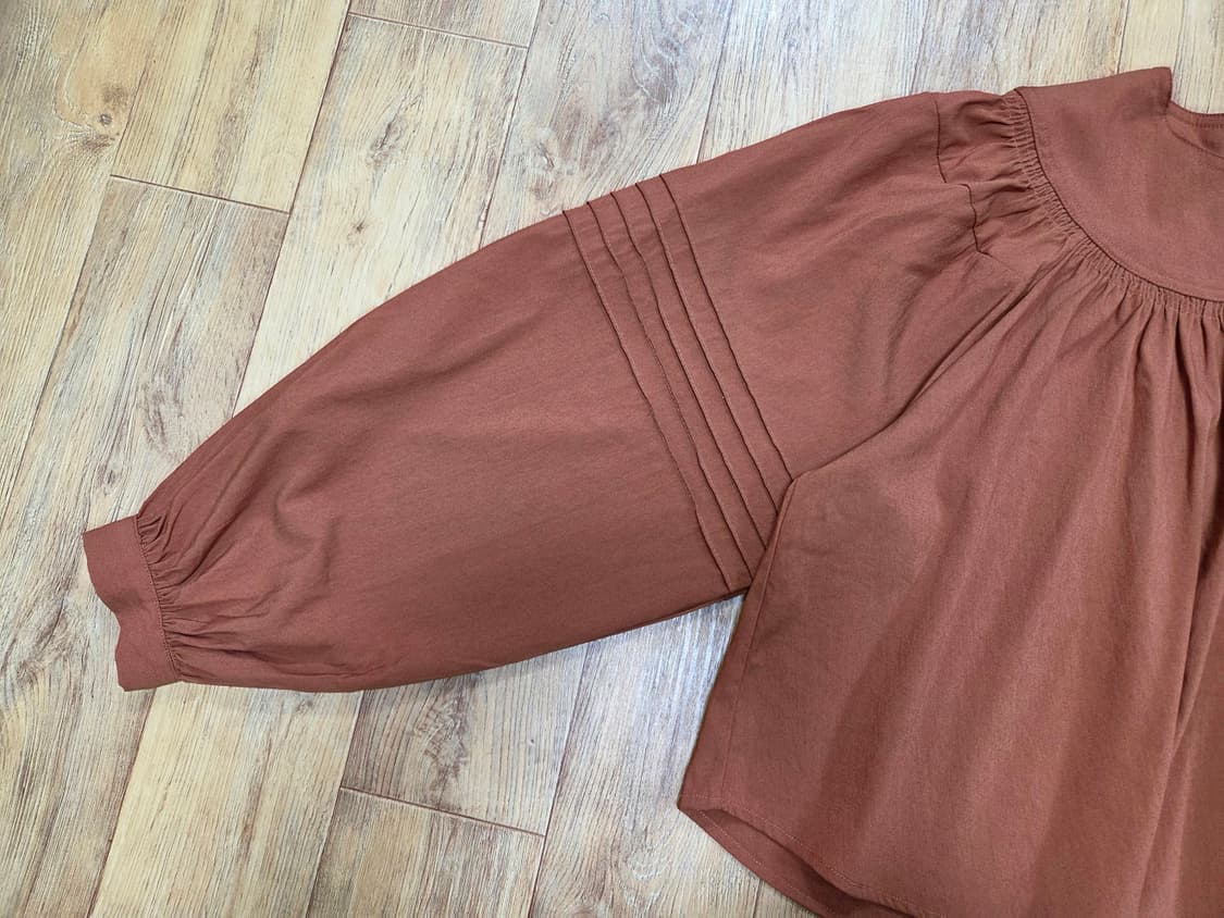 언앤써드미스테리(UNANSWERED MYSTERY) 셔링 블라우스 프리 상품이미지4