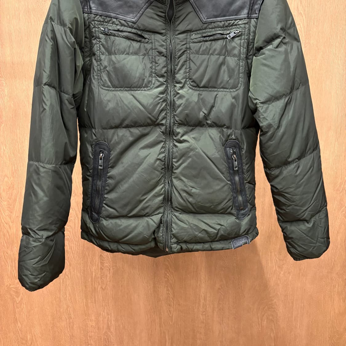 디젤 하이넥 나일론 다운 패딩 자켓 어깨 가슴 레더 배색 디테일 그린 상품이미지5