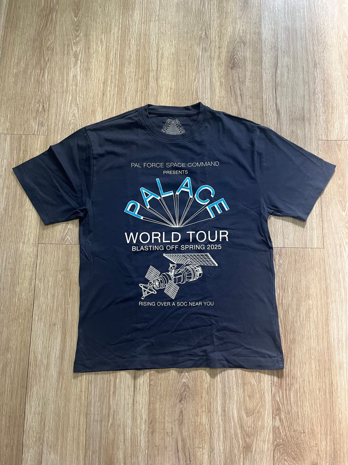 팔라스(Palace) 네이비색상 반팔 티셔츠 사이즈M 판매합니다 상품이미지1