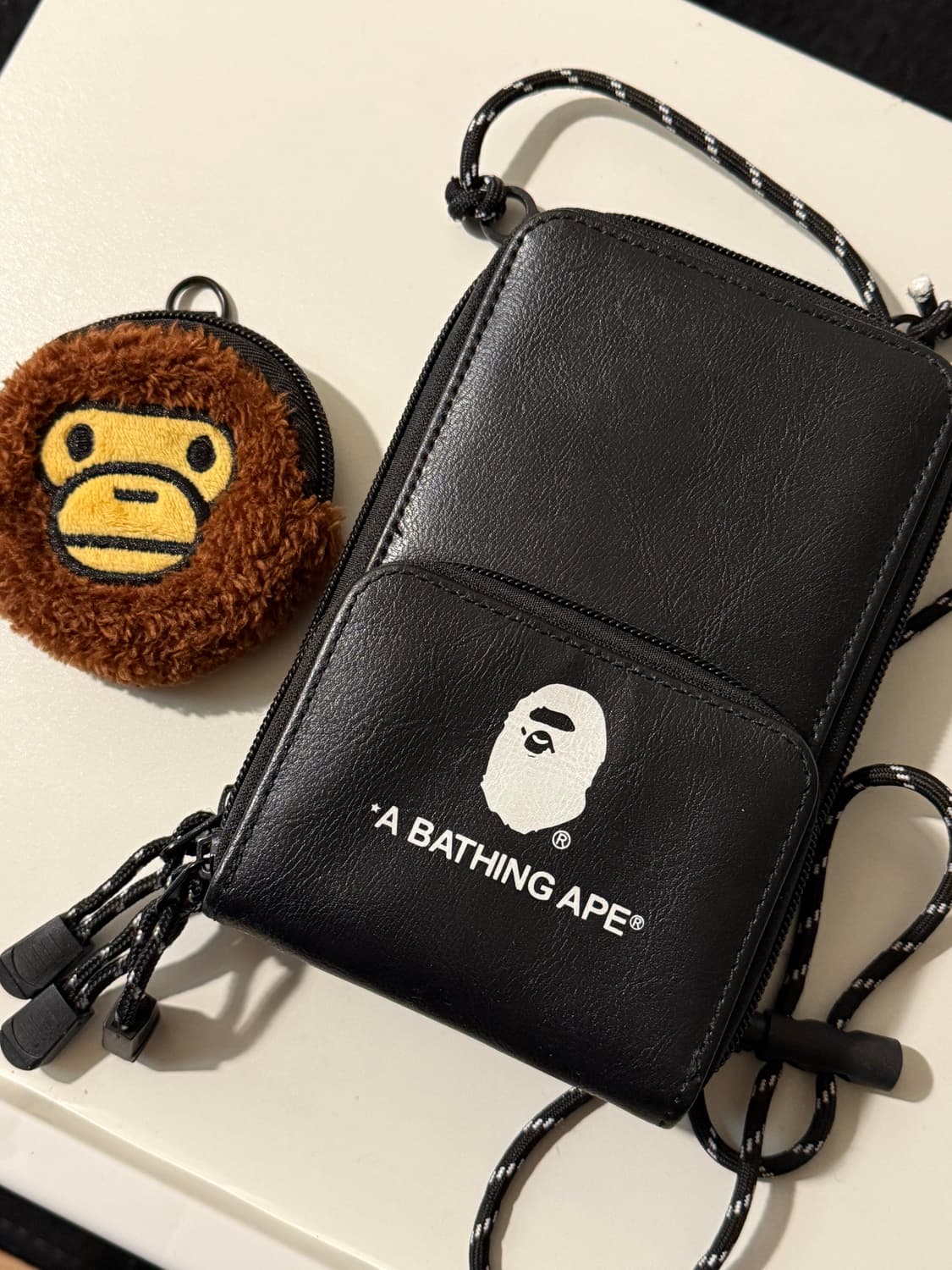 베이프 가죽 크로스백 상품이미지1