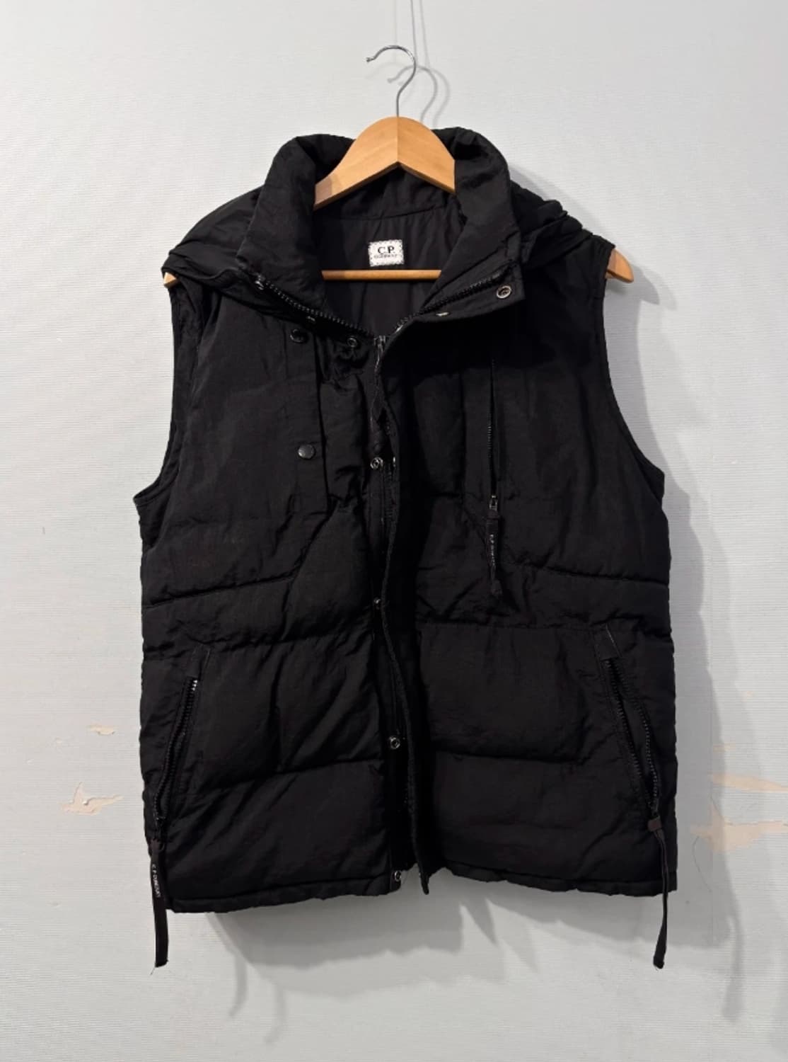 CP컴퍼니 고글 패딩 베스트 블랙 L 상품이미지4