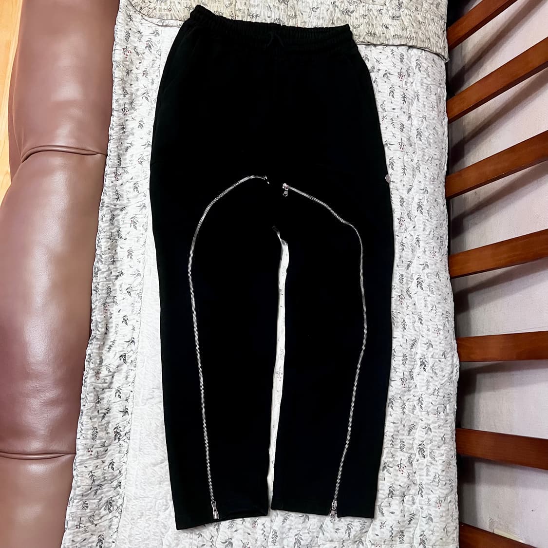 [L] 로어링가드 오블리크 지퍼 헤비 웨이트 팬츠 블랙 상품이미지1