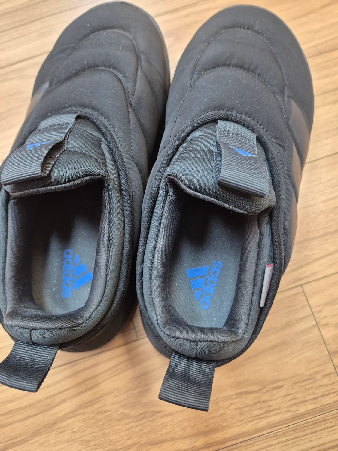 아디다스 패딩 슬립온 255사이즈 블랙 색상입니다. 푹신하고 가벼워서 실 상품이미지7