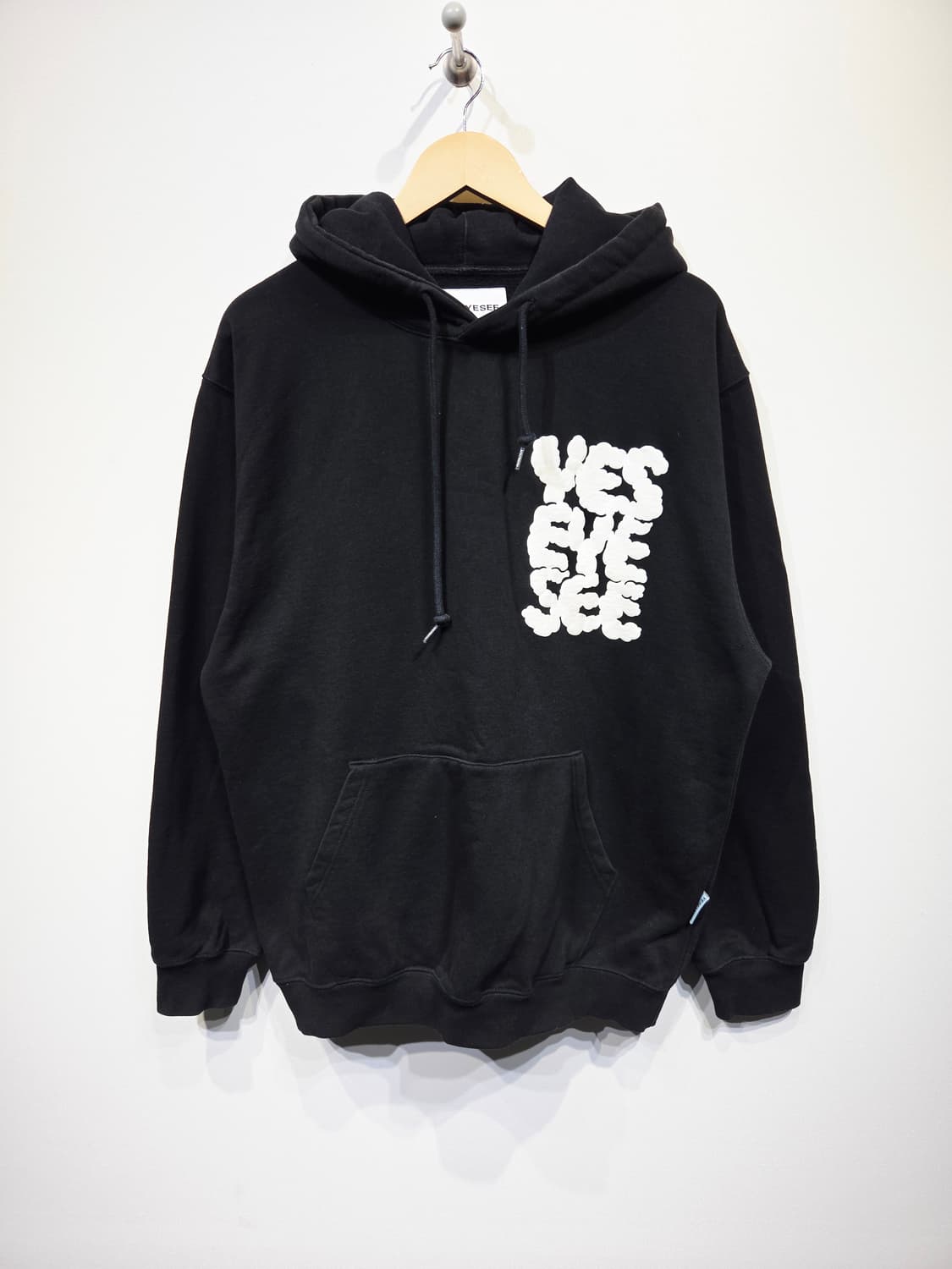 예스아이씨(YESEYESEE) 부클 로고 블랙 후드티 상품이미지2