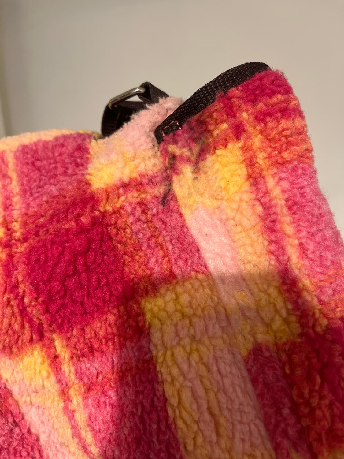 핑크옐로우 체크 뽀글이 메신저백 🐥 상품이미지2