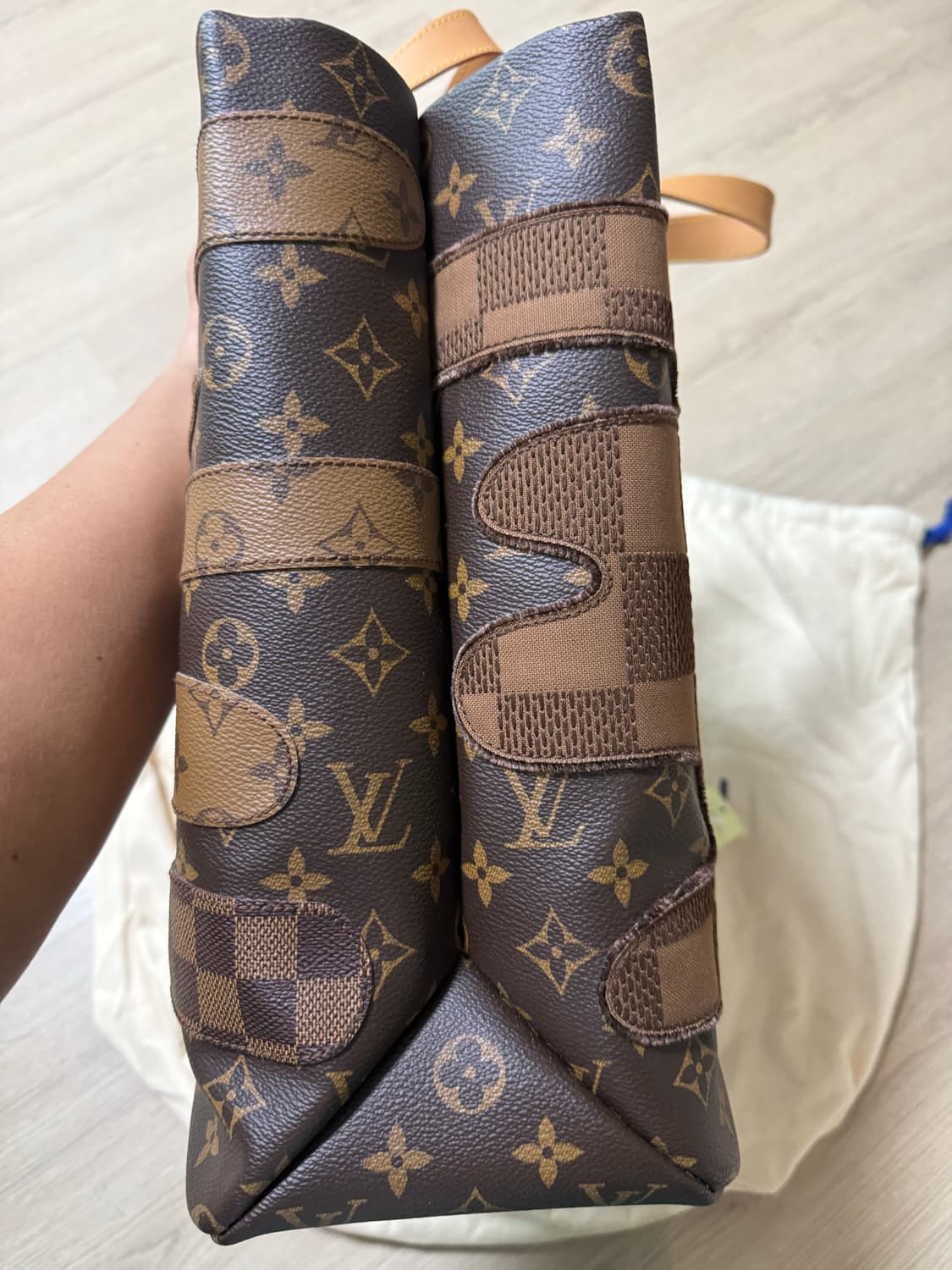 루이비통 쇼퍼 토트백 MM 브라운 / 퍼렐 니고 콜라보 상품이미지9