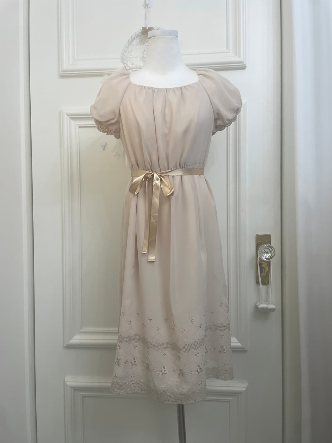 creambeige shirring embroidery point sat 상품이미지1