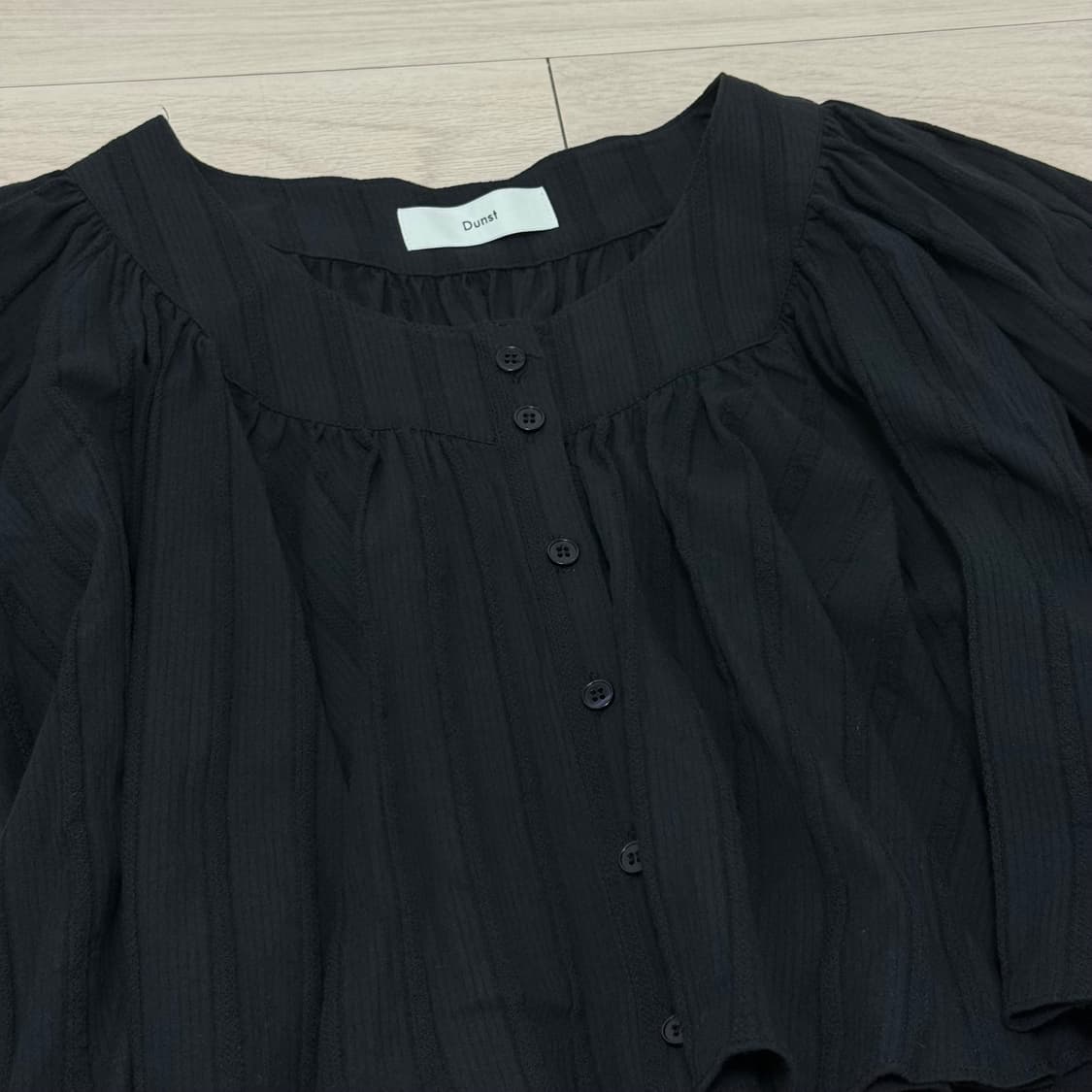 던스트 블랙 블라우스 SHIRRING VOLUME BLOUSE BLACK 상품이미지3