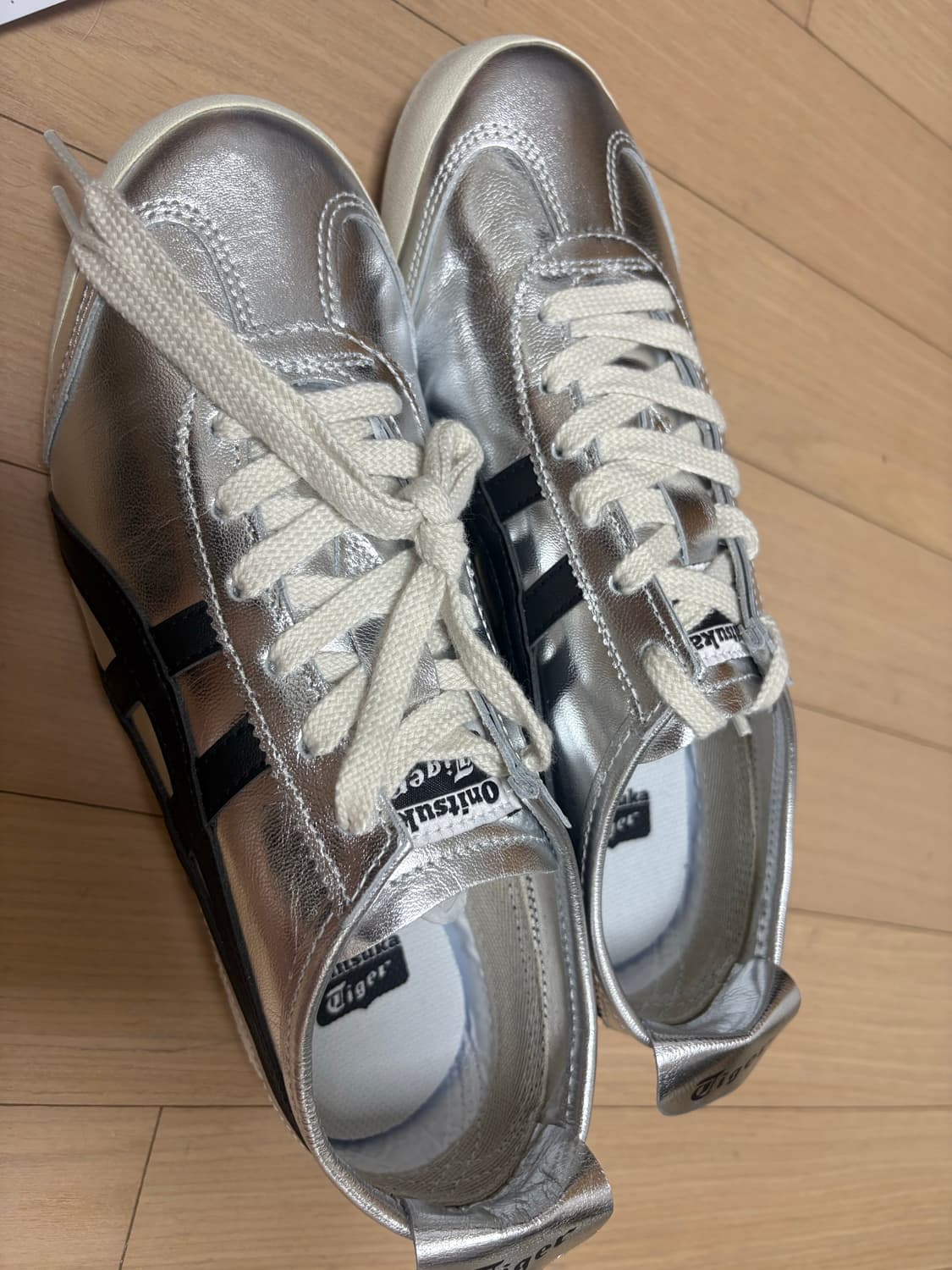 새제품) 오니츠카타이거 실버 블랙 멕시코 66 250 사이즈 상품이미지1