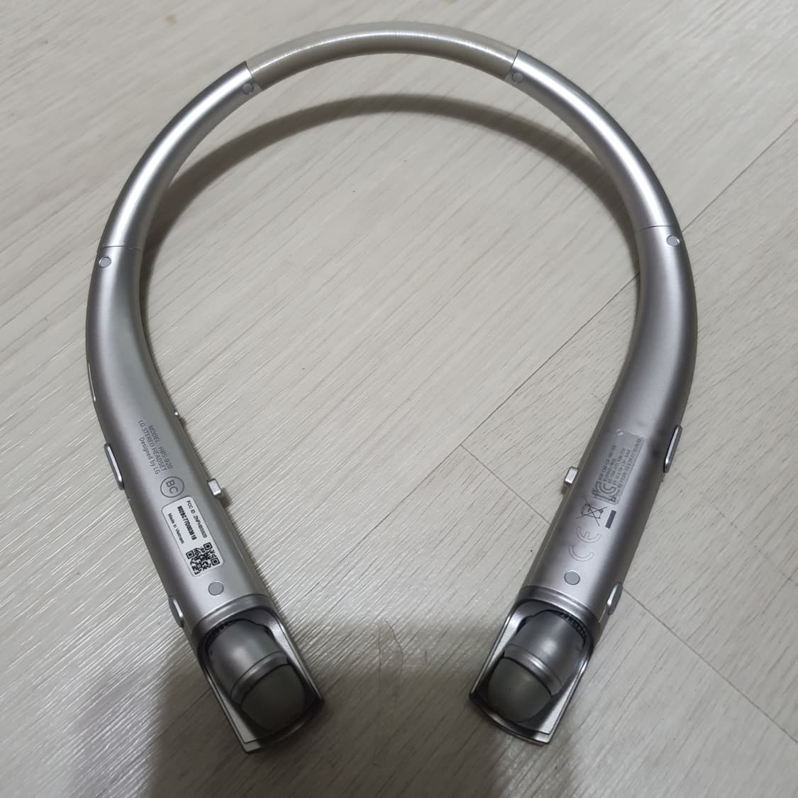LG HBS-920 넥밴드 이어폰 실버 색상 상품이미지2