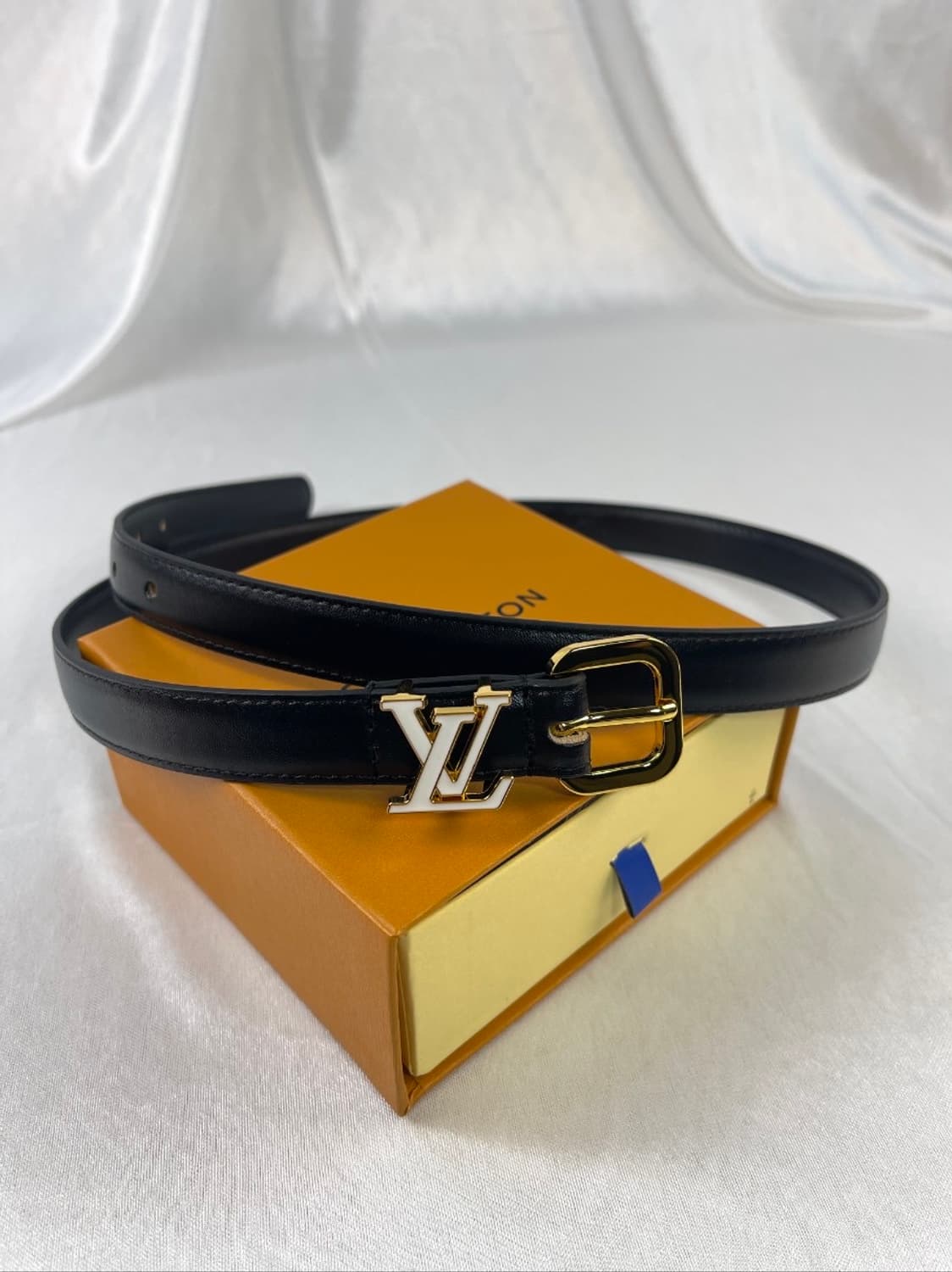 루이비통 여자 가죽벨트 화이트로고 블랙벨트 상품이미지1