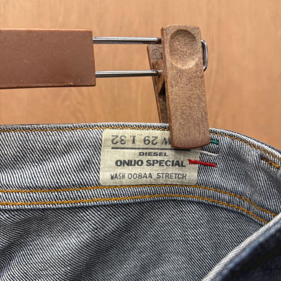 디젤 데님 팬츠 로고 레터링 백 지퍼 포켓 디테일 슬림 스트레이트핏 흑청 상품이미지9