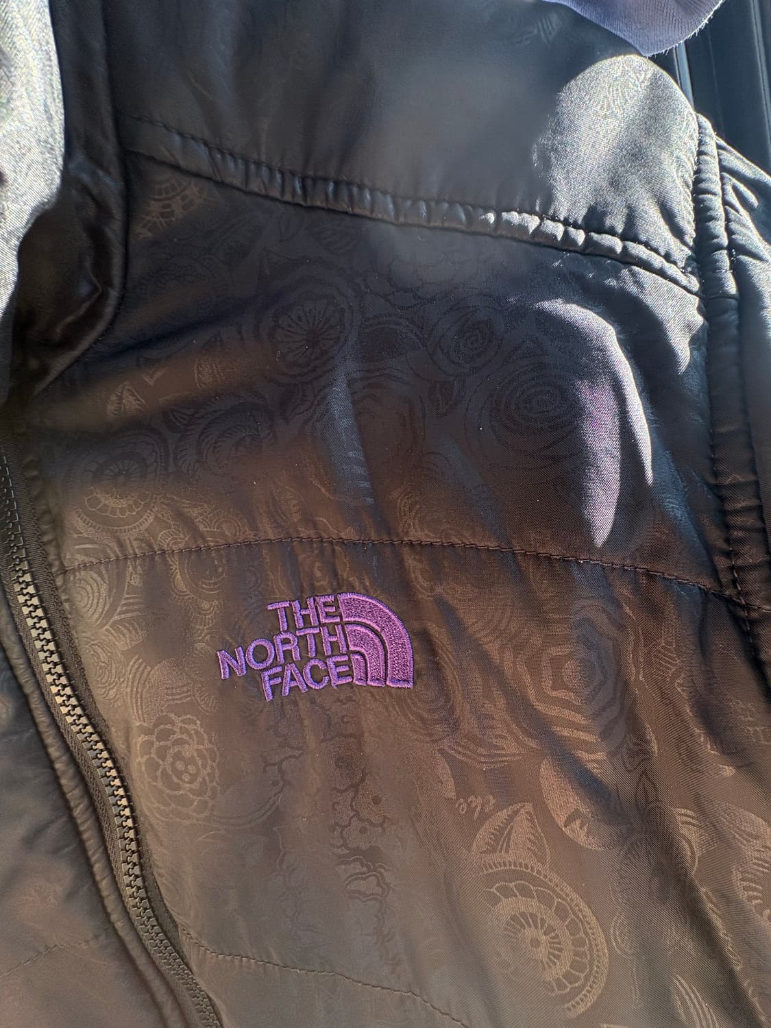 노스페이스 여성 페이즐리 경량 패딩입니다. 상품이미지5