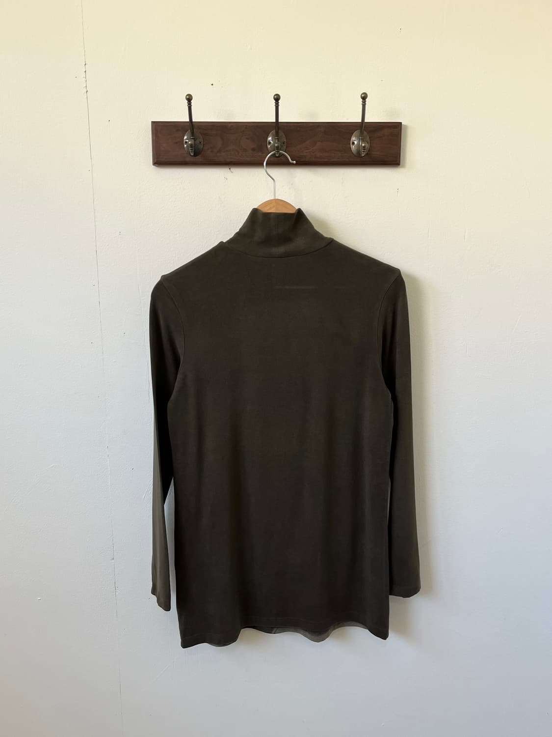 trente-cinq 올리브 카키 그래픽 터틀넥 상품이미지3