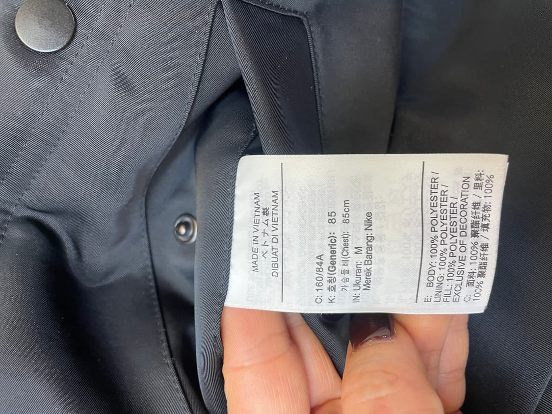 블랙 색상 나이키 바람막이 점퍼 M사이즈입니다. 겉감, 안감 모두 폴리에 상품이미지5