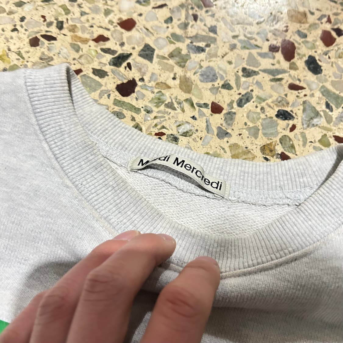 마르디 메크르디(Mardi Mercredi)그레이 플라워 맨투맨 상품이미지4