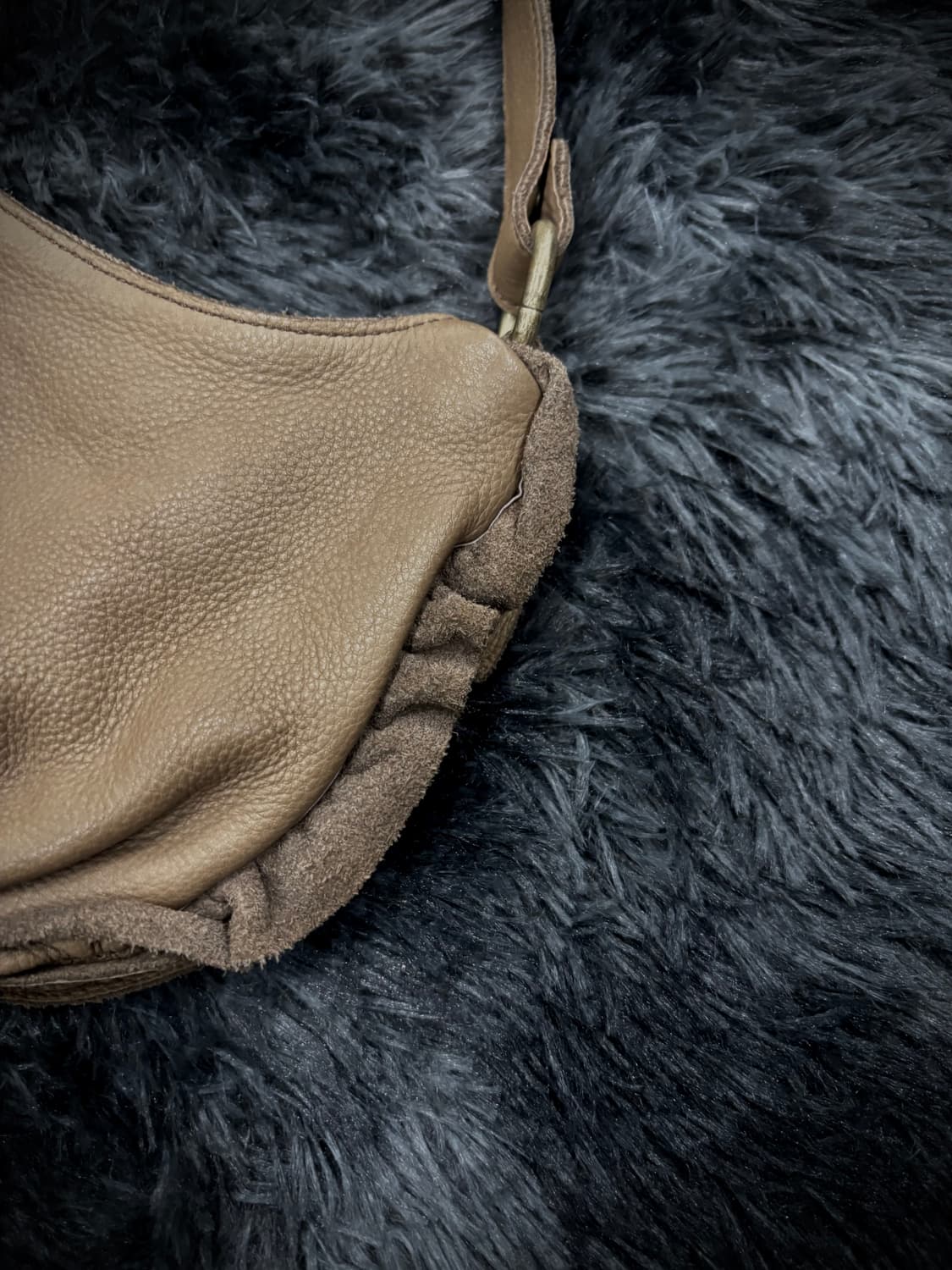 베이지 레더 덤플링 숄더백 상품이미지4