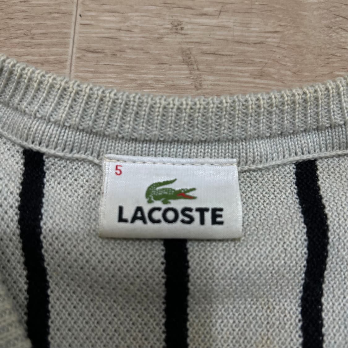 라코스테 자수로고 스트라이프 브이넥 니트 [화이트] 5사이즈 상품이미지5