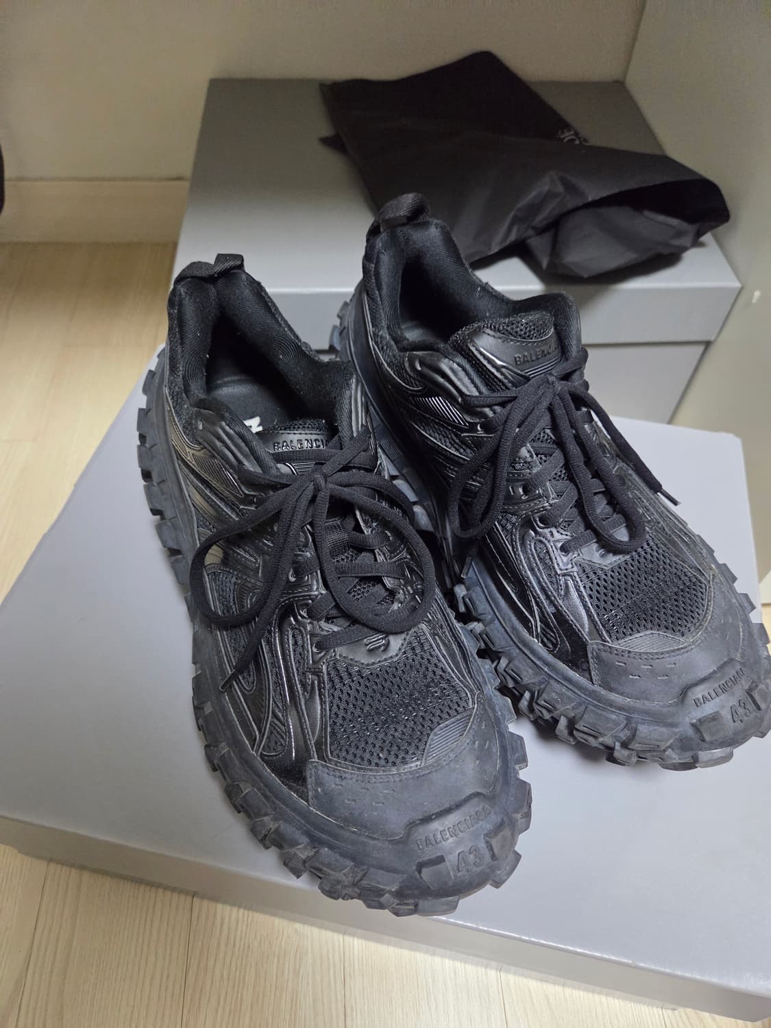 발렌시아가 디펜더43 상품이미지1