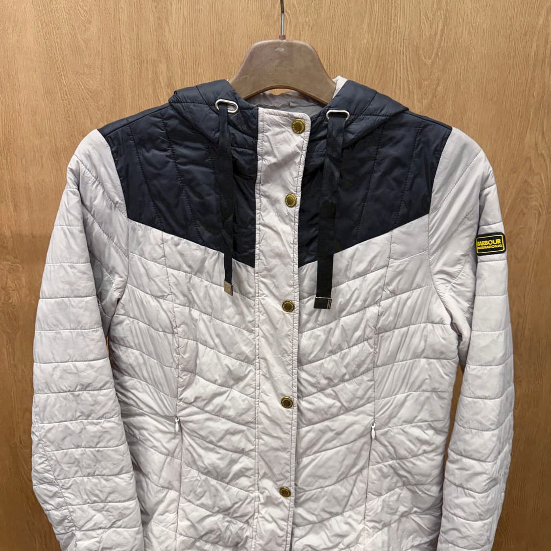 바버 후드 경량 패딩 배색 골드 로고 더블 포켓 디테일 라이트 그레이 상품이미지4