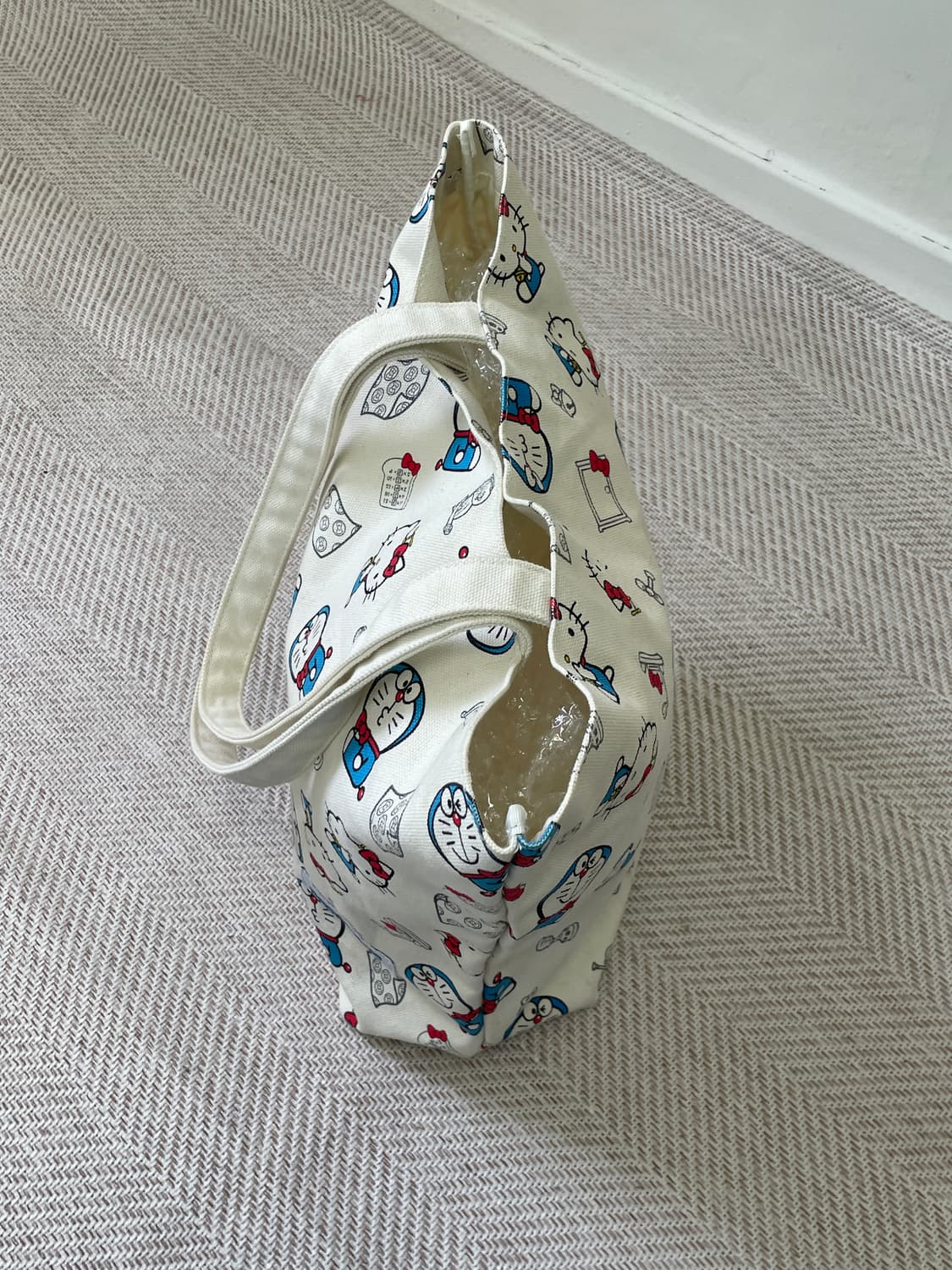 헬로키티 x 도라에몽 올오버 캐릭터 프린트 캔버스 토트백 J04172 상품이미지3