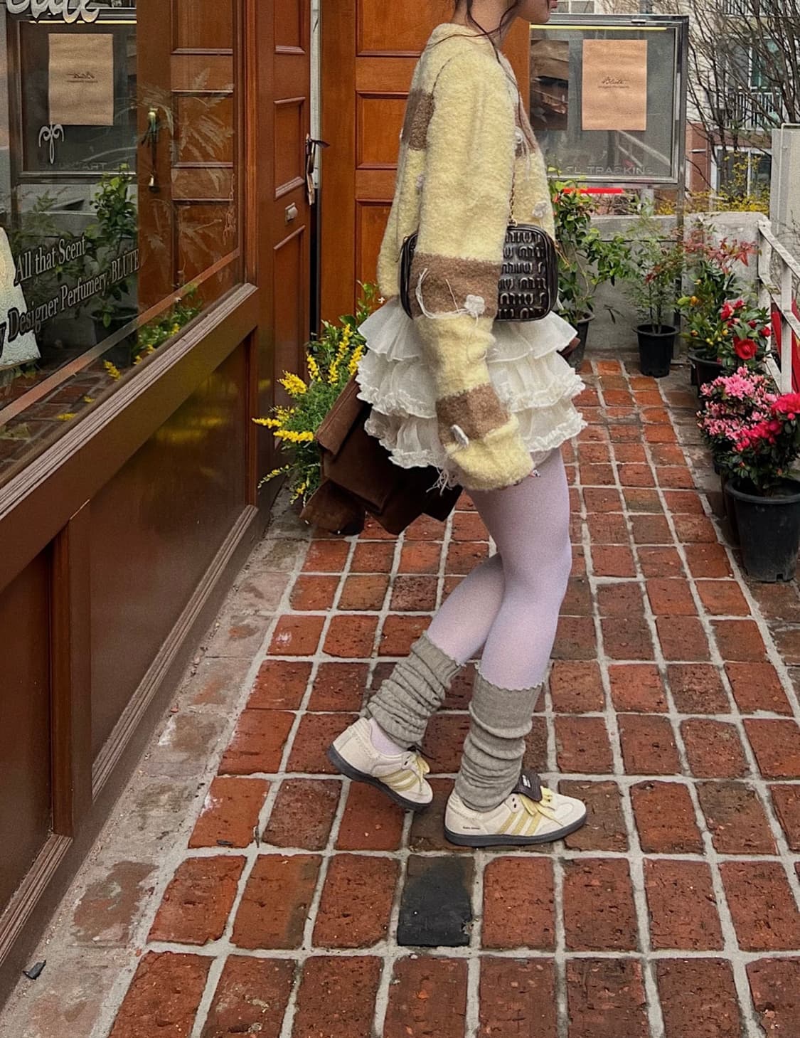 미우미우 브라운 엠보싱 로고 체인 숄더백 샌드커피 상품이미지3