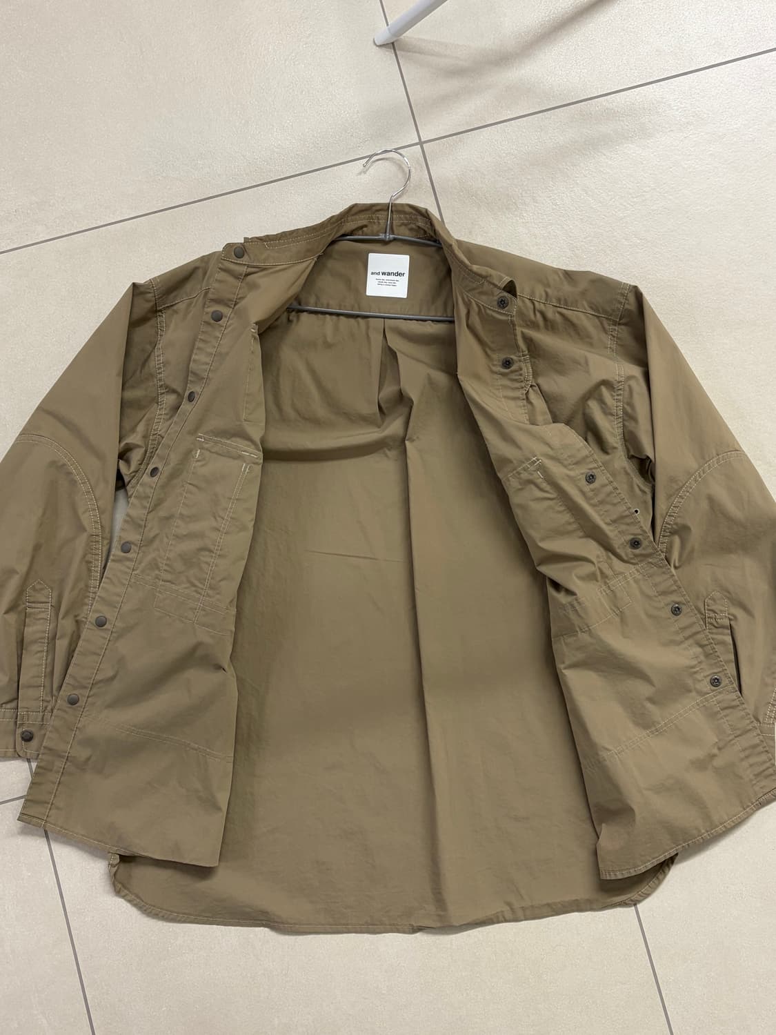 앤드원더 멀티포켓 셔츠 카키 상품이미지4