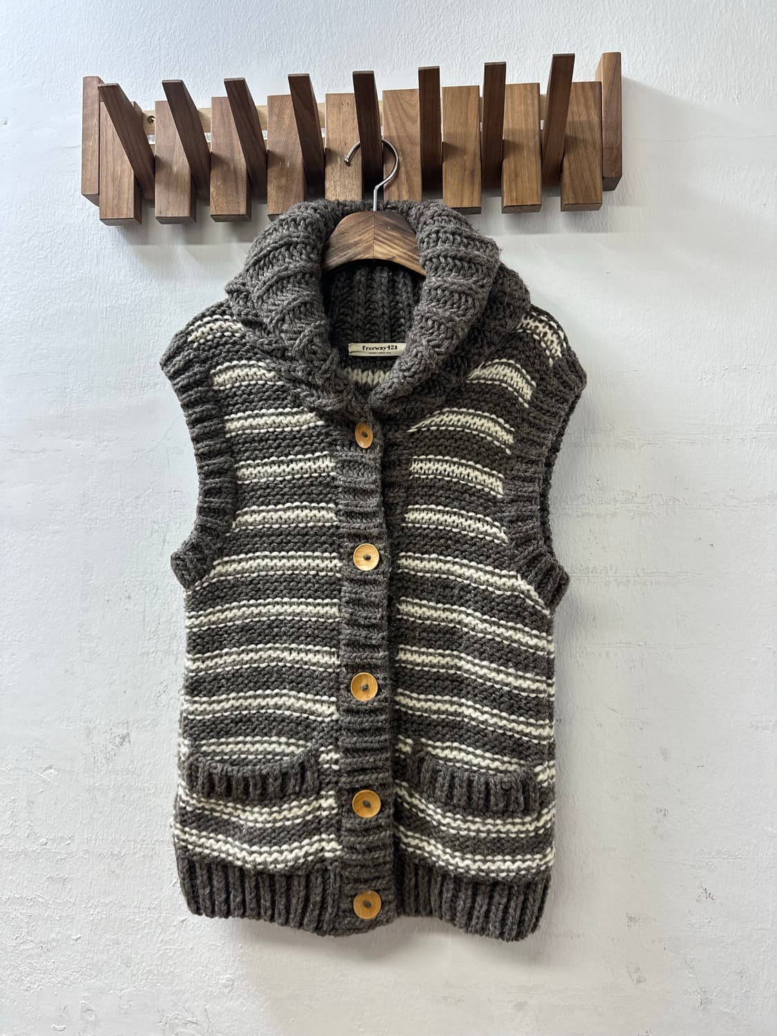 헤비울 우드단추 스트라이프 숄카라 니트 베스트 상품이미지4