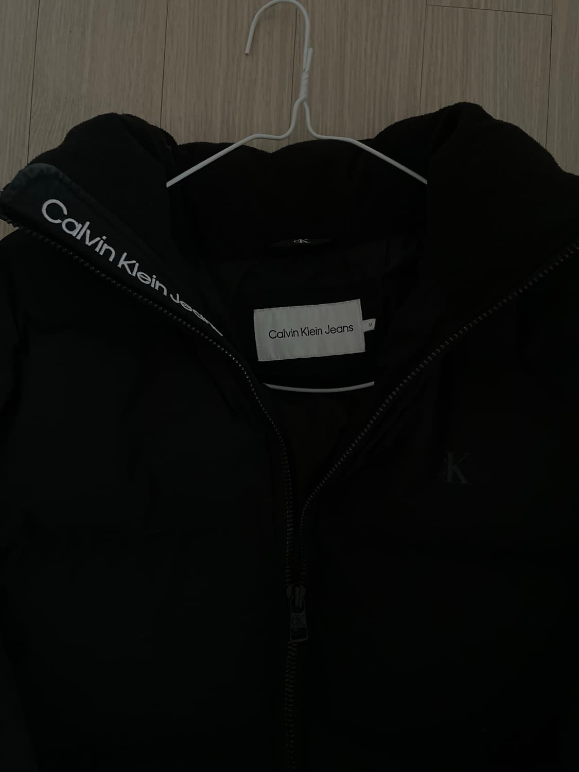 캘빈클라인 진 남 블랙 레귤러핏 스탠드 카라 숏 다운 푸퍼 재킷 상품이미지3