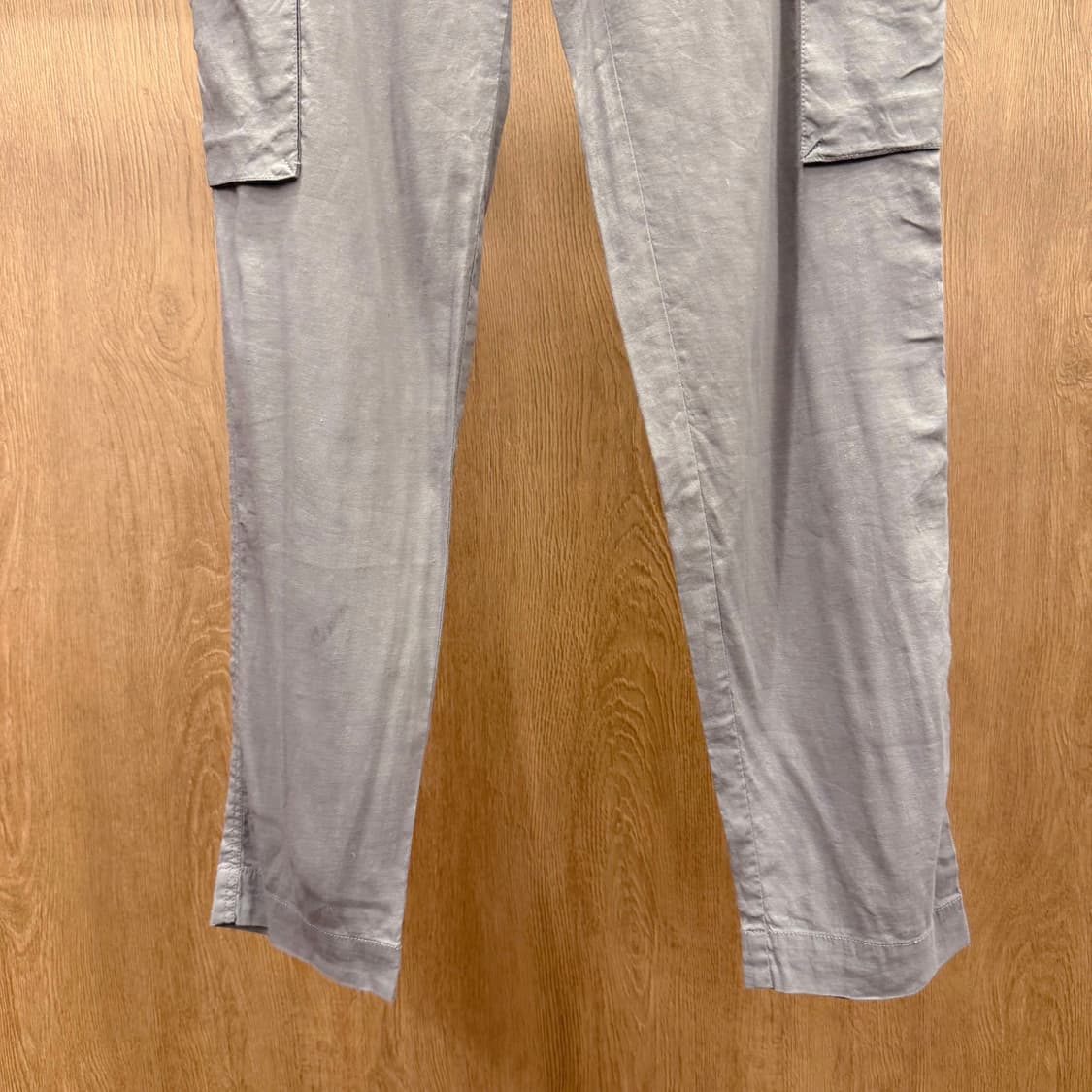 띠어리 카고 팬츠 텍스처 플랩 포켓 디테일 슬림핏 라이트 그레이 상품이미지5