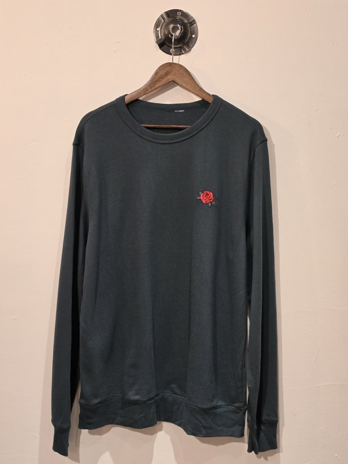 H&M Dark Teal Rose Embroidered 스웻셔츠 상품이미지1