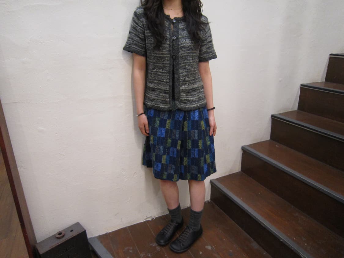 빈티지 라운드넥 반팔 가디건 멀티 스트라이프 패턴 디테일 차콜 그레이 상품이미지3