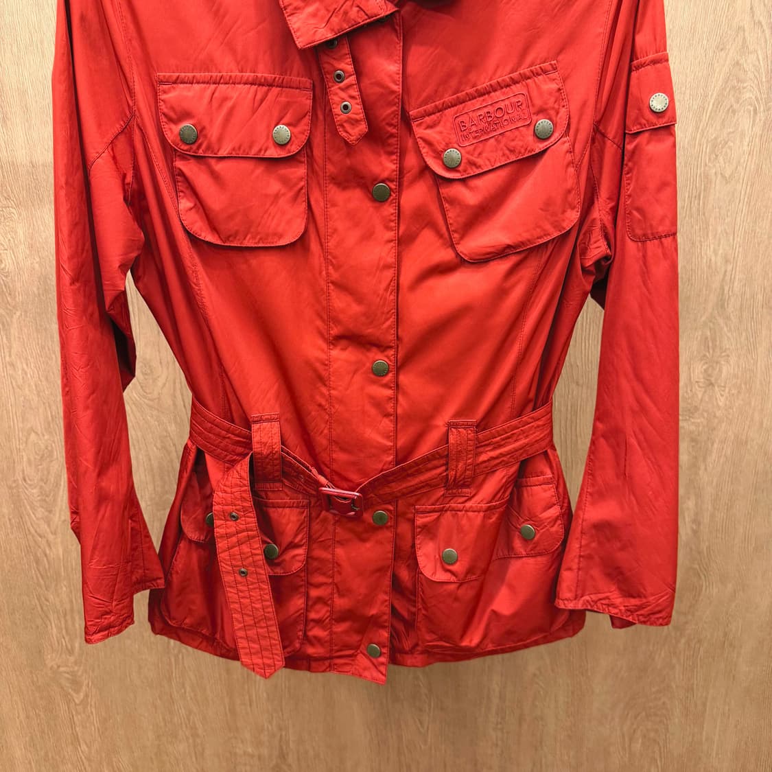 바버 필드 자켓 어깨 견장 벨트 스트랩 플랩 포켓 디테일 레귤러핏 레드 상품이미지5