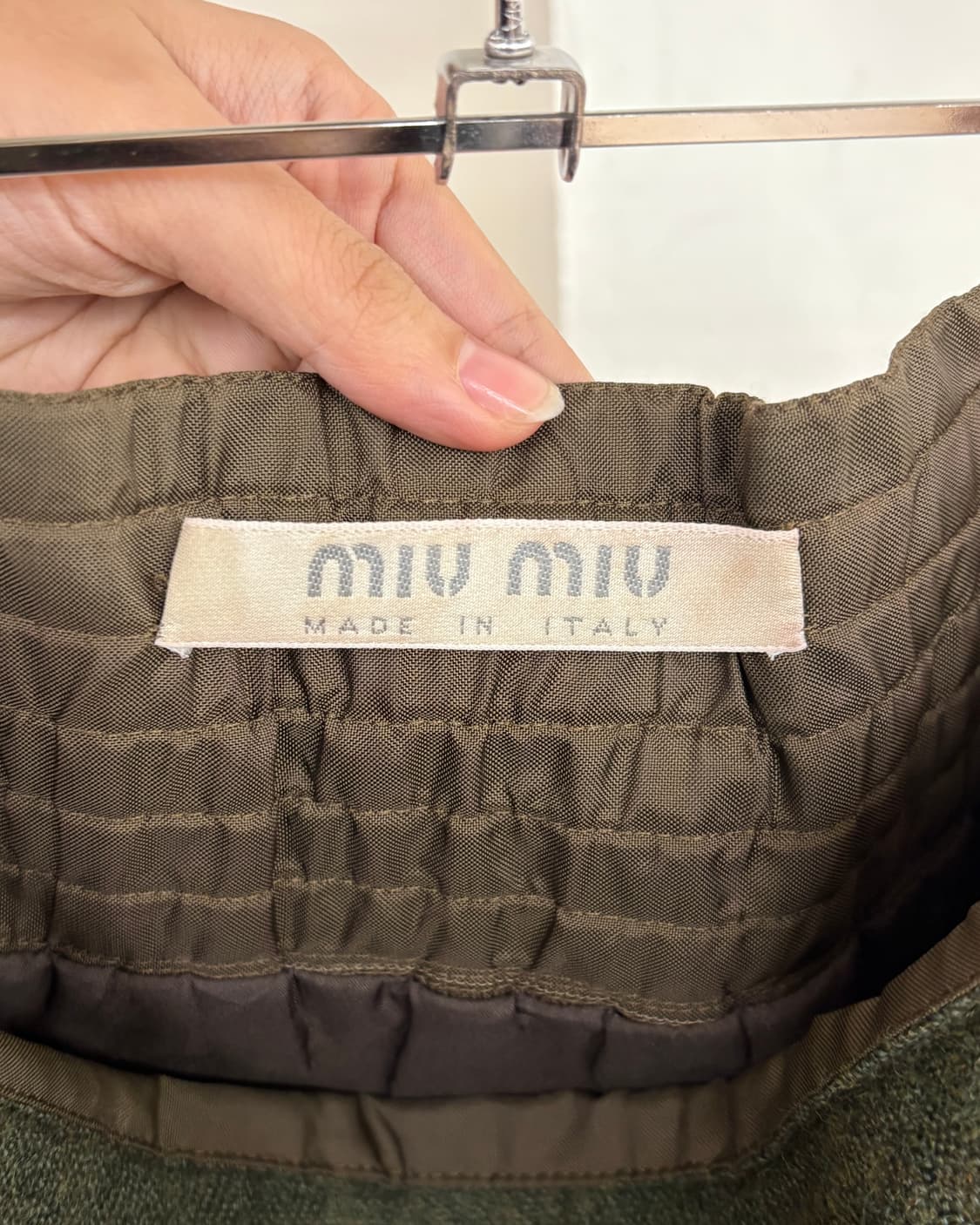 미우미우 카키 백 버클 미디 스커트 상품이미지7